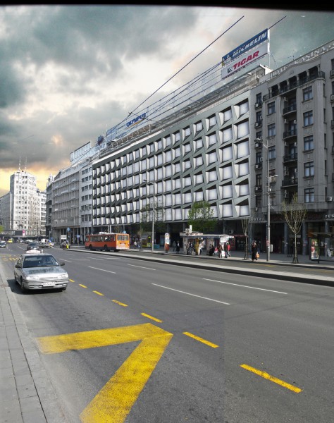 25 ALUMINIUMFASSADE FÜR EIN GESCHÄFTSHAUS IN BELGRAD